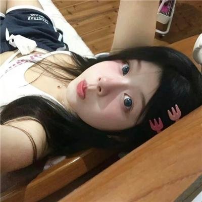 绿衣女子